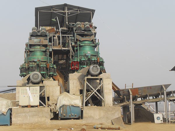 遼寧建昌鐵礦圓錐破碎機(jī)生產(chǎn)現(xiàn)場(chǎng)